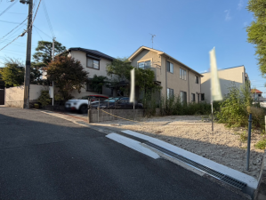 京田辺市薪、新築一戸建ての前面道路を含む現地写真画像です