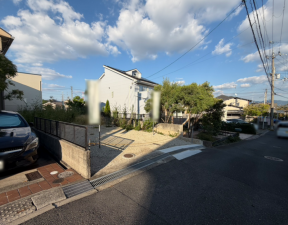 京田辺市薪、新築一戸建ての前面道路を含む現地写真画像です