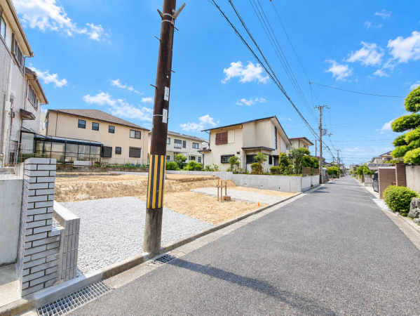 枚方市長尾台、新築一戸建ての前面道路を含む現地写真画像です