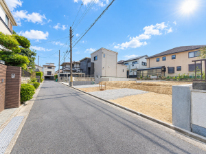 枚方市長尾台、新築一戸建ての前面道路を含む現地写真画像です