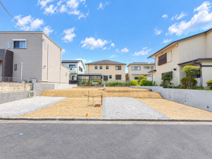 枚方市長尾台、新築一戸建ての前面道路を含む現地写真画像です