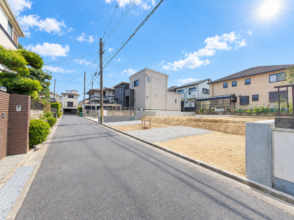 枚方市長尾台、新築一戸建ての前面道路を含む現地写真画像です