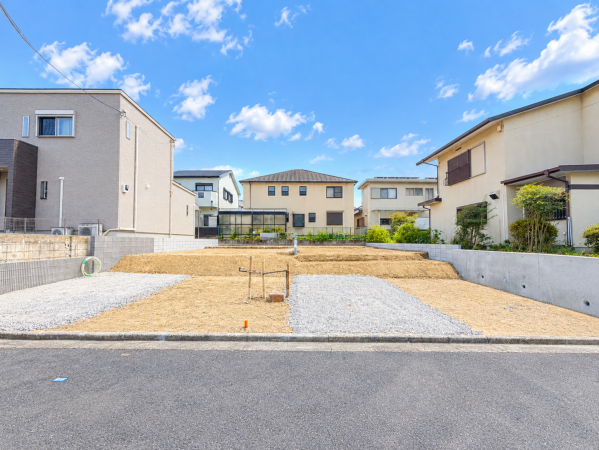 枚方市長尾台、新築一戸建ての前面道路を含む現地写真画像です
