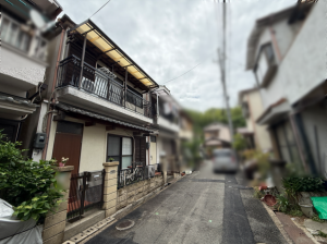 枚方市長尾家具町、中古一戸建ての前面道路を含む現地写真画像です