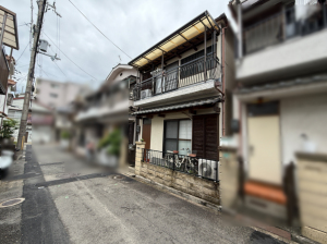 枚方市長尾家具町、中古一戸建ての前面道路を含む現地写真画像です