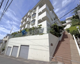 福岡市中央区輝国、中古マンションの外観画像です