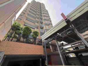 福岡市中央区六本松、中古マンションの外観画像です