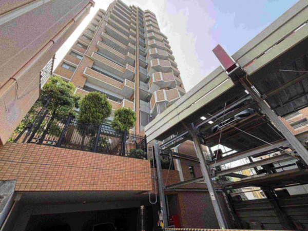 福岡市中央区六本松、中古マンションの外観画像です