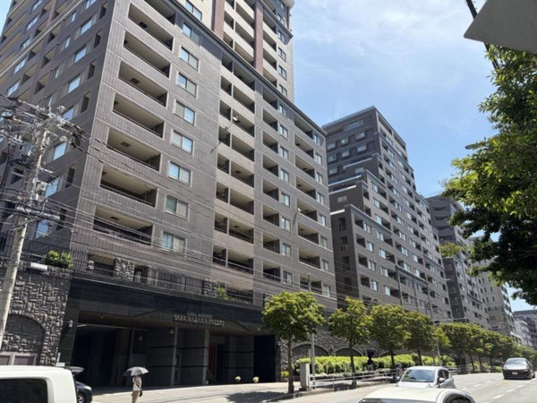 福岡市中央区六本松、中古マンションの外観画像です