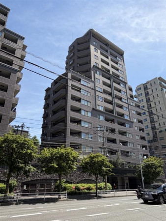 福岡市中央区六本松、中古マンションの外観画像です