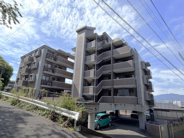 福岡市中央区小笹、中古マンションの外観画像です