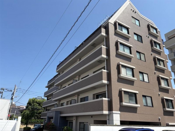 福岡市中央区地行、中古マンションの外観画像です