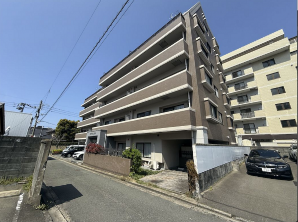 福岡市中央区地行、中古マンションの外観画像です