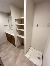 福岡市中央区赤坂、中古マンションの洗面画像です