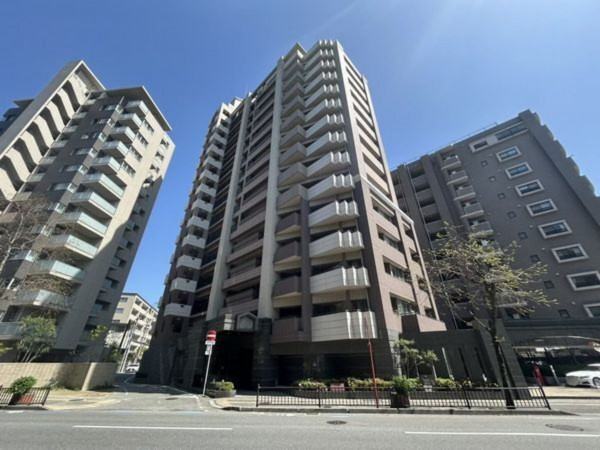 福岡市中央区六本松、中古マンションの外観画像です
