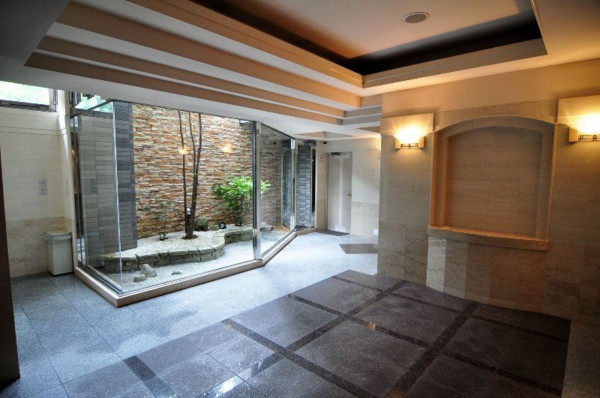 福岡市中央区六本松、中古マンションのエントランス画像です