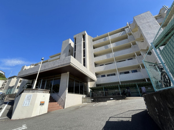 福岡市中央区輝国、中古マンションの外観画像です