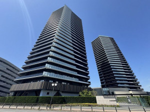 福岡市中央区地行浜、中古マンションの外観画像です