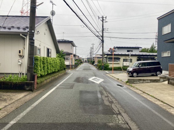 秋田市牛島南、中古一戸建ての前面道路を含む現地写真画像です