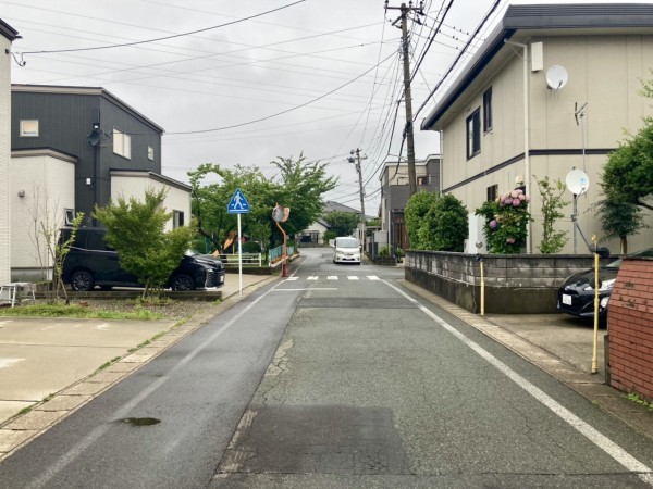 秋田市牛島南、中古一戸建ての前面道路を含む現地写真画像です