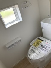 秋田市茨島、新築一戸建てのトイレ画像です