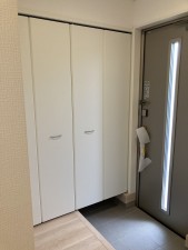 秋田市茨島、新築一戸建ての玄関画像です
