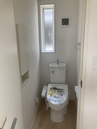 秋田市茨島、新築一戸建てのトイレ画像です