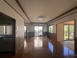 秋田市御所野地蔵田、中古一戸建ての居間画像です