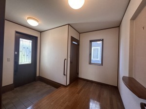 秋田市御所野地蔵田、中古一戸建ての玄関画像です