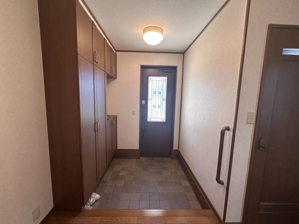 秋田市御所野地蔵田、中古一戸建ての玄関画像です