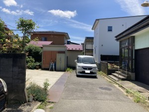 秋田市東通観音前、中古一戸建ての前面道路を含む現地写真画像です