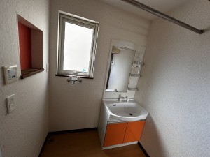 秋田市土崎港相染町、中古一戸建ての洗面画像です