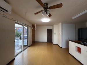 秋田市土崎港相染町、中古一戸建ての居間画像です