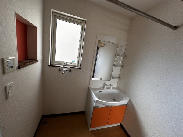 秋田市土崎港相染町、中古一戸建ての洗面画像です