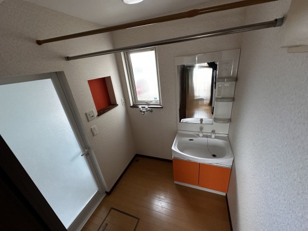 秋田市土崎港相染町、中古一戸建ての洗面画像です