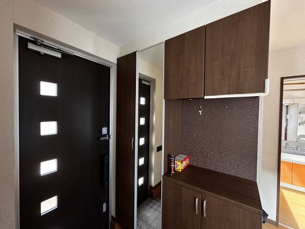 秋田市土崎港相染町、中古一戸建ての玄関画像です