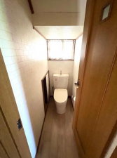 大網白里市柳橋、中古一戸建てのトイレ画像です