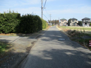 茂原市六ツ野、中古一戸建ての前面道路を含む現地写真画像です