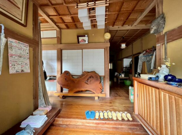 茂原市石神、中古一戸建ての玄関画像です