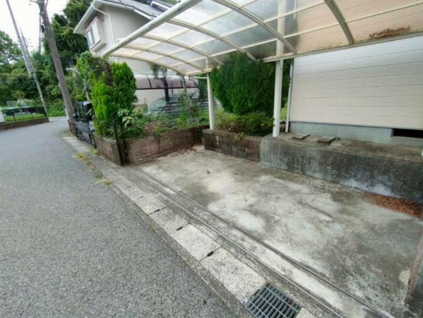 茂原市緑ケ丘、中古一戸建ての駐車場画像です
