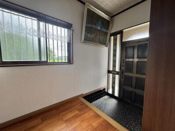 大網白里市細草、中古一戸建ての玄関画像です