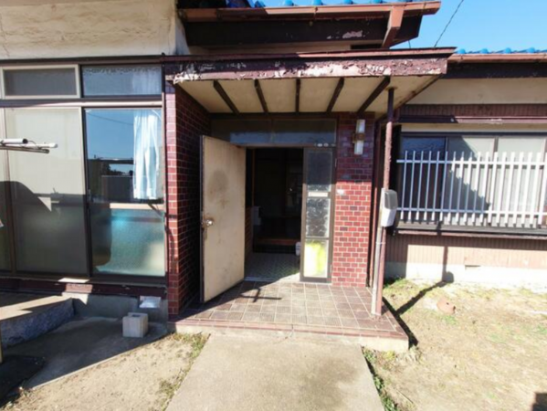 大網白里市北飯塚、中古一戸建ての玄関画像です