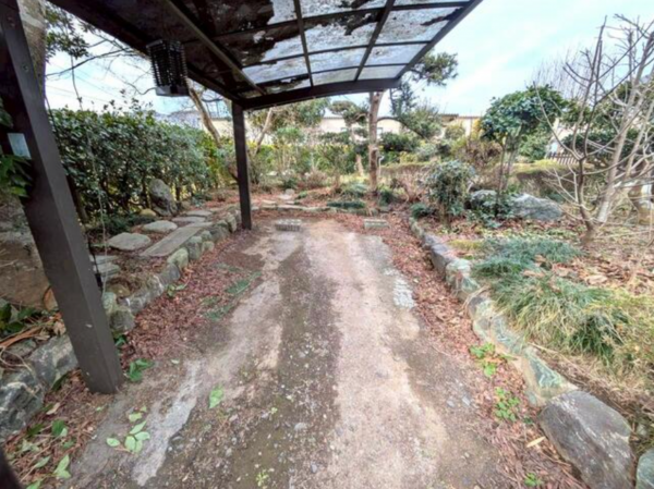 東金市一之袋、中古一戸建ての駐車場画像です