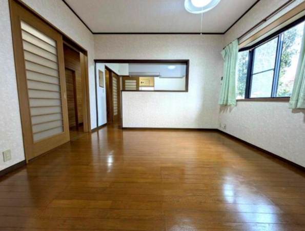 東金市一之袋、中古一戸建ての居間画像です