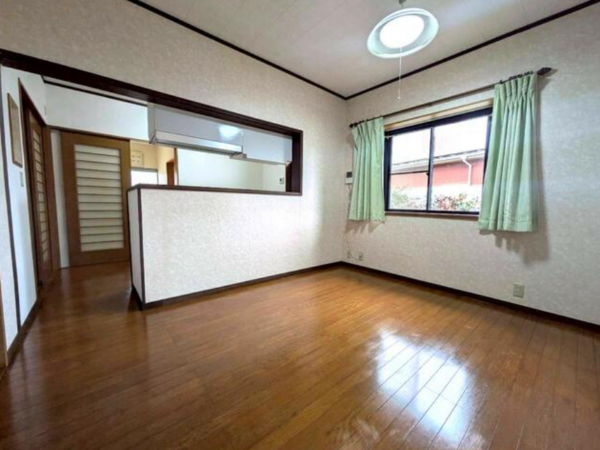 東金市一之袋、中古一戸建ての居間画像です