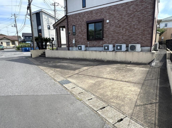 東金市家徳、中古一戸建ての駐車場画像です
