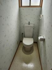 東金市求名、中古一戸建てのトイレ画像です