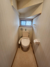東金市求名、中古一戸建てのトイレ画像です