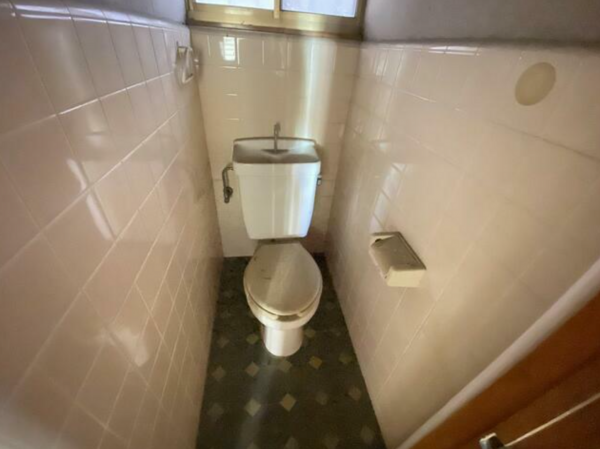 茂原市東郷、収益物件/店舗付住宅のトイレ画像です