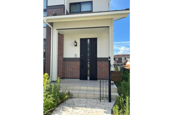 岡崎市若松町、中古一戸建てのエントランス画像です